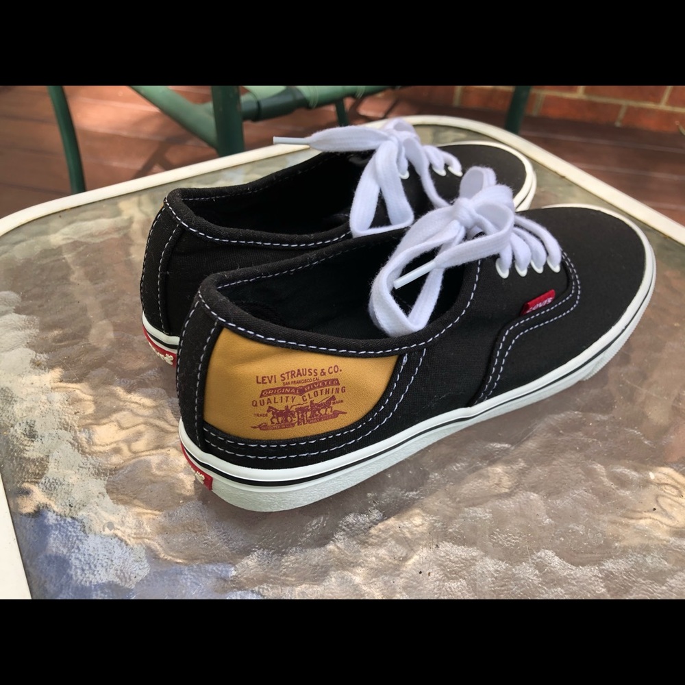 LEVI SHOES WOMEN 6.5